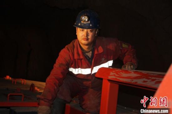 鏡鐵山礦位于祁連山南山山脈中段,是一個(gè)高海拔、高山型井下礦山,空氣稀薄,自然條件惡劣。圖為謝生瑞在礦區(qū)。(資料圖)受訪者供圖 鏡鐵山礦位于祁連山南山山脈中段,是一個(gè)高海拔、高山型井下礦山,空氣稀薄,自然條件惡劣。圖為謝生瑞在礦區(qū)。(資料圖)受訪者供圖